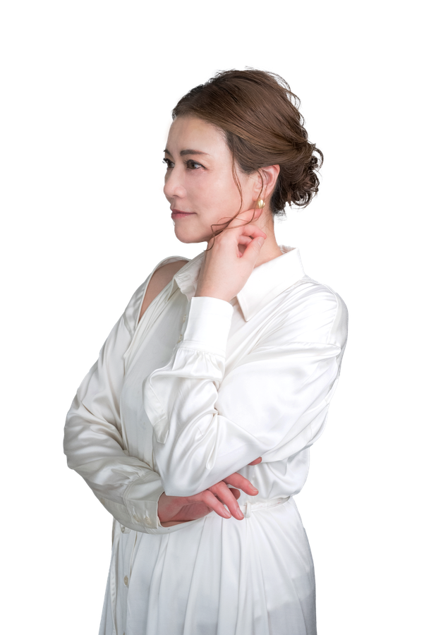 白いシャツワンピースを着た講師・舟津真里